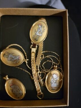 Vintage Jewelry Sister "Berta" Hummel "Damascene" Collection